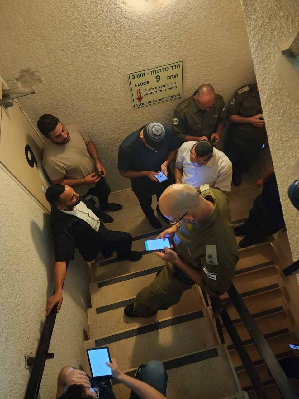 وزير بحكومة الاحتلال كاراي يظهر في الصورة بعد هروبه إلى الملاجئ بعد انطلاق صافرات الإنذار في تل أبيب